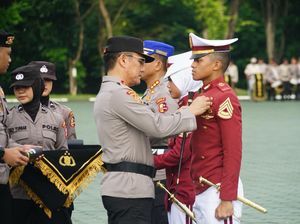 Kapolri Anugerahkan Pin Emas ke Pengasuh hingga Taruna Akpol Berprestasi Kapolri Anugerahkan Pin Emas ke Pengasuh hingga Taruna Akpol Berprestasi