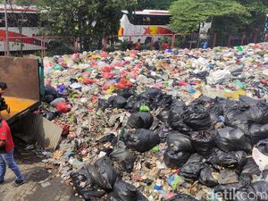 Gunungan Sampah di Terminal Purabaya Mulai Dibersihkan Gunungan Sampah di Terminal Purabaya Mulai Dibersihkan