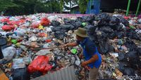 Gunungan Sampah di Terminal Purabaya Dibersihkan