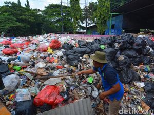 Gunungan Sampah di Terminal Purabaya Dibersihkan Gunungan Sampah di Terminal Purabaya Dibersihkan