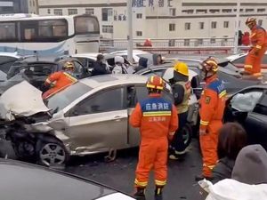Horor Tabrakan Beruntun di China Akibat Cuaca Buruk
