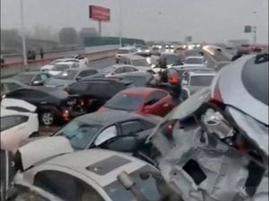 Ngerinya Seratusan Mobil Bertumpuk Imbas Jalan Licin Bersalju di China Ngerinya Seratusan Mobil Bertumpuk Imbas Jalan Licin Bersalju di China