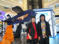 Instalasi Seni dari Kiehls, Ada Pesawat Dari 1,600 Wadah Produk Kecantikan