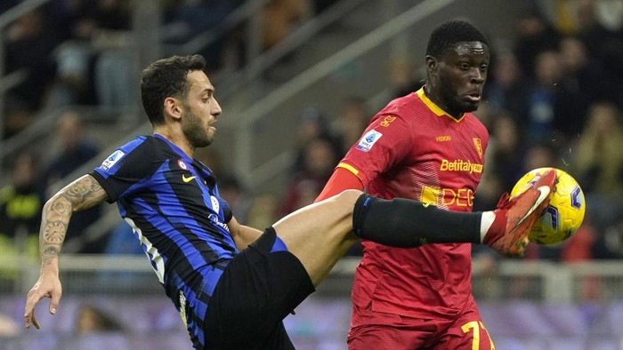 MILAN, ITALY - DECEMBER 23: Hakan Calhanoglu of FC Internazionale competes for the ball with Mohamed Kaba of US Lecce during the Serie A TIM match between FC Internazionale and US Lecce at Stadio Giuseppe Meazza on December 23, 2023 in Milan, Italy. (Photo by Pier Marco Tacca/Getty Images)
