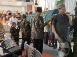 Iring-iringan Keranda Jenazah Lewati Resepsi Nikah di Gresik Viral