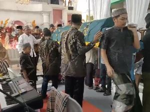 Iring-iringan Keranda Jenazah Lewati Resepsi Nikah di Gresik Viral Iring-iringan Keranda Jenazah Lewati Resepsi Nikah di Gresik Viral