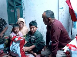 Momen Bahagia Bocah Palembang yang Hidupi Nenek-3 Adik Terima Bantuan Jokowi Momen Bahagia Bocah Palembang yang Hidupi Nenek-3 Adik Terima Bantuan Jokowi