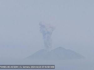 Gunung Semeru Erupsi 2 Kali Pagi Ini: Muntahkan Abu Vulkanik 400-1.000 Meter Gunung Semeru Erupsi 2 Kali Pagi Ini: Muntahkan Abu Vulkanik 400-1.000 Meter