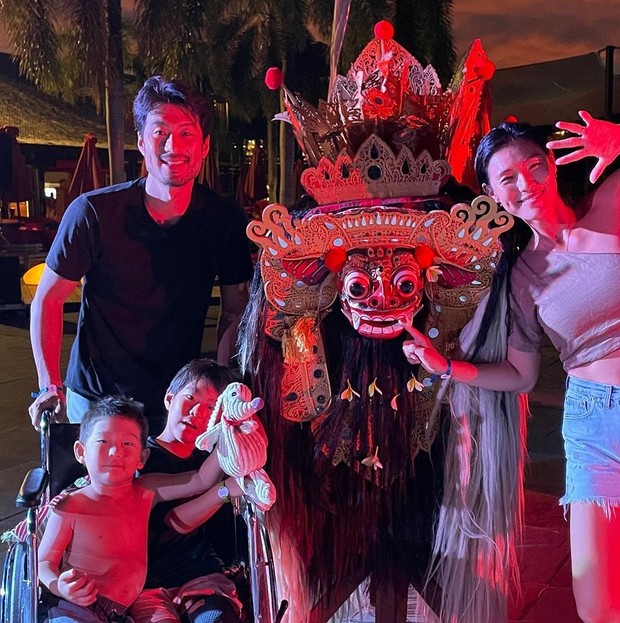 Kahi bersama keluarganya saat di Bali/ Foto: instagram.com/kahi_korea