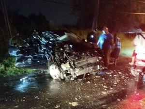 Truk Gandeng Terguling Lalu Timpa HR-V di Gresik, 2 Orang Tewas