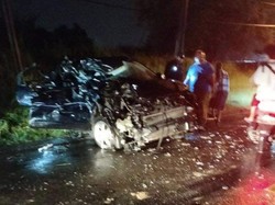 Truk Gandeng Terguling Lalu Timpa HR-V di Gresik, 2 Orang Tewas