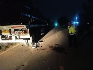 Tabrak Truk Parkir di Jalan Srandakan Bantul, Pemotor Patah Kaki