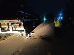 Tabrak Truk Parkir di Jalan Srandakan Bantul, Pemotor Patah Kaki