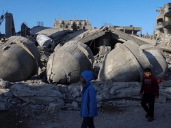 Pilu Warga Gaza Salat Tarawih Pertama di Reruntuhan Masjid yang Dibom Israel