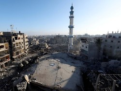 Lara Warga Gaza Tarawih di Reruntuhan Masjid yang Dibom Israel