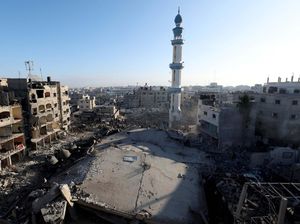 Lara Warga Gaza Tarawih di Reruntuhan Masjid yang Dibom Israel Lara Warga Gaza Tarawih di Reruntuhan Masjid yang Dibom Israel