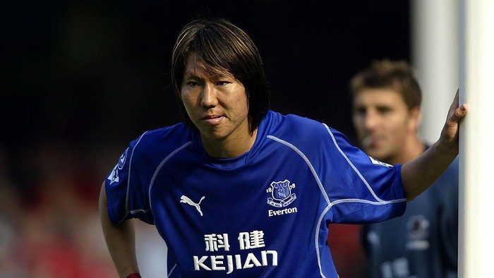 LIVERPOOL - SEPTEMBER 14:  Li Tie of Everton in action during the FA Barclaycard Premiership match between Everton and Middlesbrough played at Goodison Park in Liverpool, England on September 14, 2002. Everton won the match 2-1. (Photo by Gary M.Prior/Getty Images)