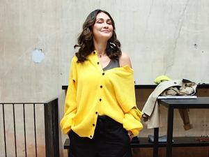 Video: Luna Maya Obati Kangen BTS Lewat VR di BSTARVERSE