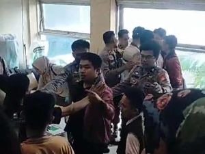 Saksi Partai Ribut Saat Rekapitulasi Suara di Kecamatan Panakkukang Makassar Saksi Partai Ribut Saat Rekapitulasi Suara di Kecamatan Panakkukang Makassar