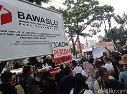 Kantor KPU dan Bawaslu Kota Tasikmalaya Digeruduk Massa