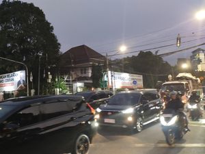 Massa Demo Depan Gedung KPU Bubar, Lalin Jalan HOS Cokroaminoto Macet Massa Demo Depan Gedung KPU Bubar, Lalin Jalan HOS Cokroaminoto Macet