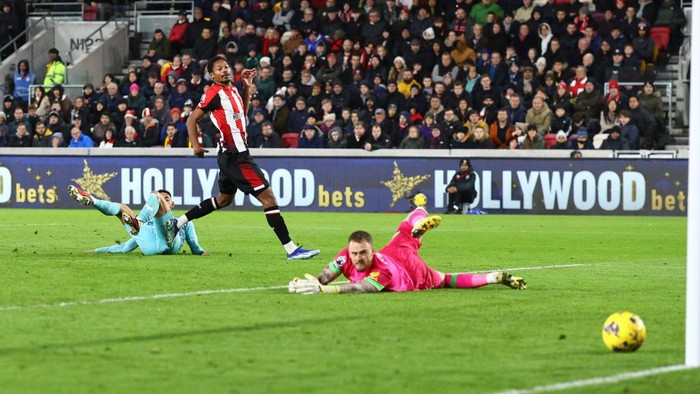 Matheus Cunha, Wolverhampton Wanderers BRENTFORD, ENGLAND - DECEMBER 27: Matheus Cunha of Wolverhampton Wanderers, Ethan Pinnock of Brentford and goalkeeper Mark Flekken watch as the ball rebounds off the post during the Premier League match between Brentford FC and Wolverhampton Wanderers at Gtech Community Stadium on December 27, 2023 in Brentford, United Kingdom. (Photo by Charlotte Wilson/Offside/Offside via Getty Images)