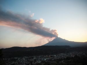 Gunung Popocatepetl Meksiko Kembali Muntahkan Abu Vulkanik Gunung Popocatepetl Meksiko Kembali Muntahkan Abu Vulkanik