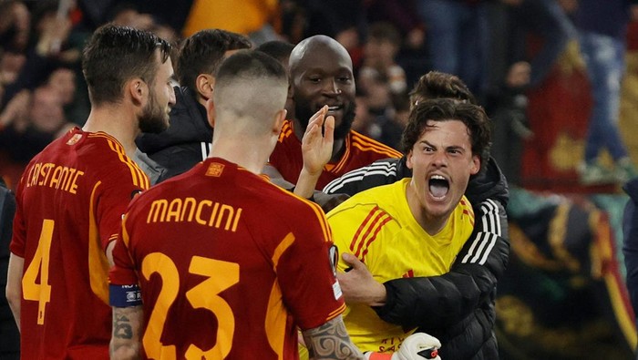 Soccer Football - Europa League - Play-Off - Second Leg - AS Roma v Feyenoord - Stadio Olimpico, Rome, Italy - February 22, 2024 AS Romas Mile Svilar celebrates with teammates after winning the penalty shootout REUTERS/Ciro De Luca