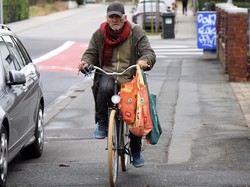 Sering Disangka Gelandangan, Padahal Miliarder Berharta Melimpah