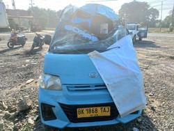 Angkot di Simalungun Terbalik Usai Tabrak Tumpukan Ban Bekas, 8 Luka-luka