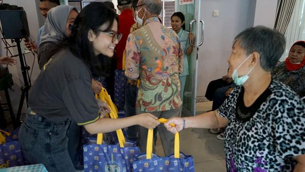 Momen Berbagi dengan Penghuni Panti Werdha Wisma Mulia