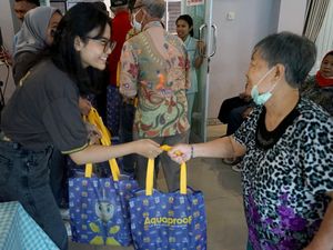 Momen Berbagi dengan Penghuni Panti Werdha Wisma Mulia Momen Berbagi dengan Penghuni Panti Werdha Wisma Mulia