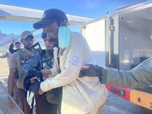Momen Anggota KKB Dikawal Ketat Saat Dipindahkan dari Puncak ke Mimika Momen Anggota KKB Dikawal Ketat Saat Dipindahkan dari Puncak ke Mimika