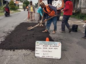 Tim URC Pemkab Gresik Perbaiki Ruas Jalan yang Rusak Akibat Banjir