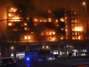 Apartemen 14 Lantai di Spanyol Terbakar, 4 Orang Tewas Apartemen 14 Lantai di Spanyol Terbakar, 4 Orang Tewas
