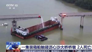 Penampakan Jembatan di China Terbelah Usai Ditabrak Kapal Tongkang