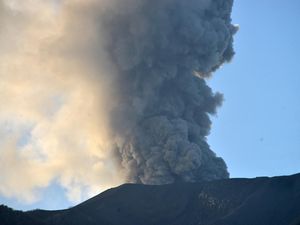 Gunung Marapi Terus Muntahkan Abu Vulkanik