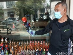 Cara Ramdhan Lestarikan Wayang di Pinggir Jalan Braga Bandung