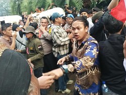 Demo di Depan KPU Sempat Ricuh, Massa Paksa Terobos Pembatas