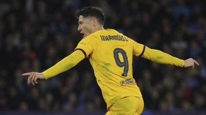 Robert Lewandowski Barcelona's Robert Lewandowski celebrates after scoring his side's first goal of the game during the Champions League round of 16 first leg soccer match between Napoli and Barcelona at the Diego Armando Maradona Stadium in Naples, Italy, Wednesday, Feb. 21, 2024. (Alessandro Garofalo/LaPresse via AP)
