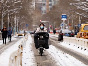 Jalan Tol China Licin karena Salju, 100 Mobil Tabrakan Beruntun