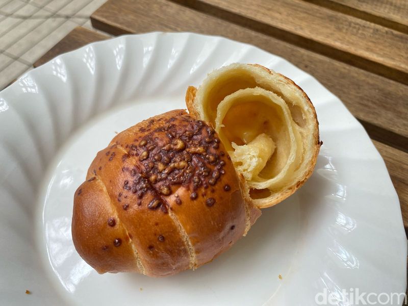 Salt Bread dari Super Furry dan Nool Strala