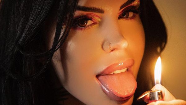 Potret Model yang Jadi Sensasi, Ngaku Suka Minum Darah Sendiri Demi Awet Muda