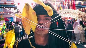 Ekstrem Ritus Tatung Ditusuk Benda Tajam untuk Tolak Bala Jelang Cap Go Meh