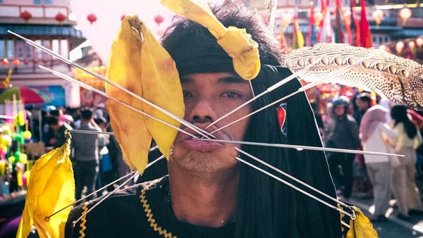 Ekstrem Ritus Tatung Ditusuk Benda Tajam untuk Tolak Bala Jelang Cap Go Meh