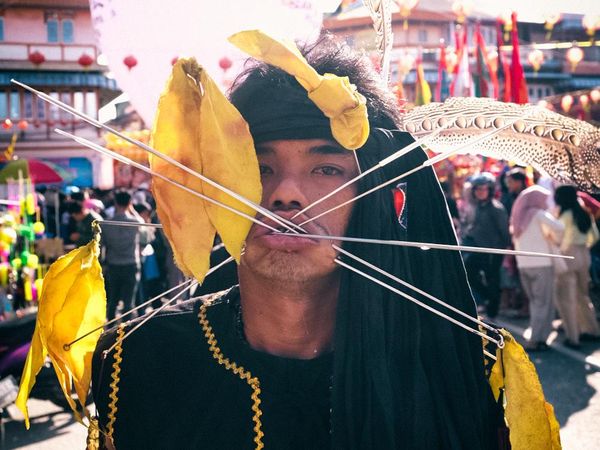 Ekstrem Ritus Tatung Ditusuk Benda Tajam untuk Tolak Bala Jelang Cap Go Meh