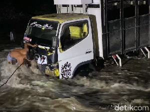 Sebuah Truk di Lumajang Terseret Banjir Lahar Semeru Saat Angkut Batu