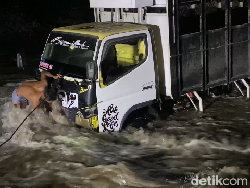 Sebuah Truk di Lumajang Terseret Banjir Lahar Semeru Saat Angkut Batu