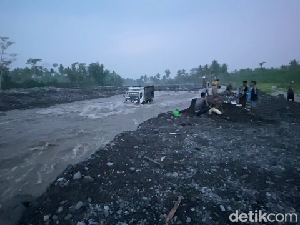 Truk Penambang Pasir Terseret Banjir Lahar Gunung Semeru Truk Penambang Pasir Terseret Banjir Lahar Gunung Semeru
