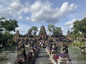 Ubud Water Palace Juara Spot Foto Instagramable di Tengah Kolam Teratai